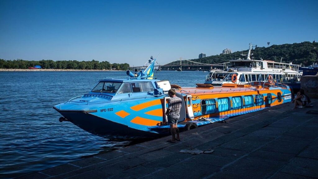 У Дніпрі виставили на аукціон пасажирський теплохід