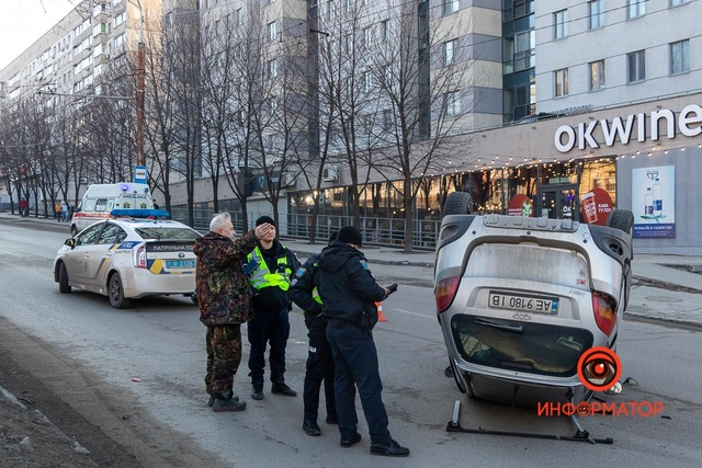 У Дніпрі внаслідок ДТП автомобіль перевернувся на дах