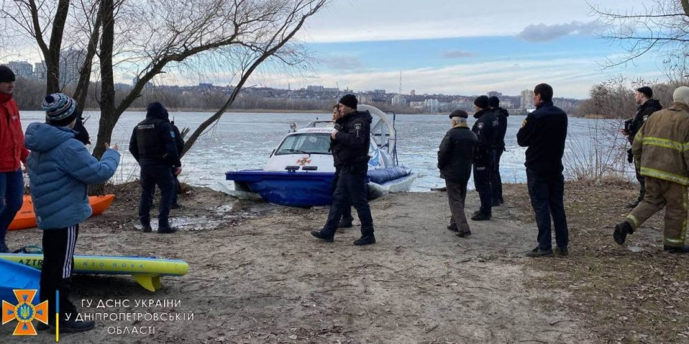 На жилом массиве Победа в Днепре рыболов и полицейские провалились под лед