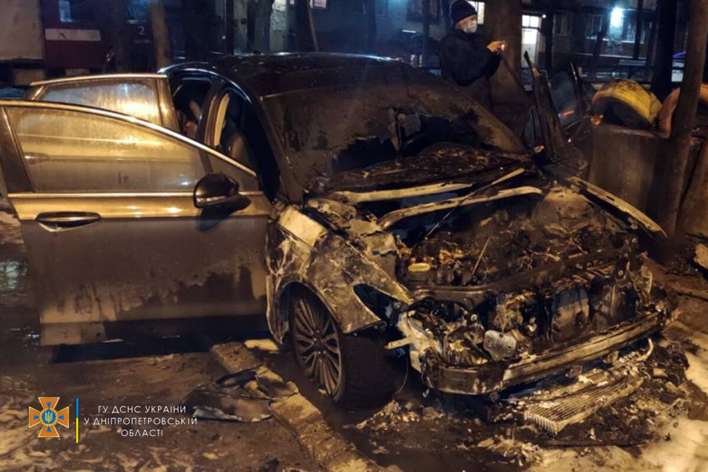 В Днепре сожгли автомобиль президента ФК Победа