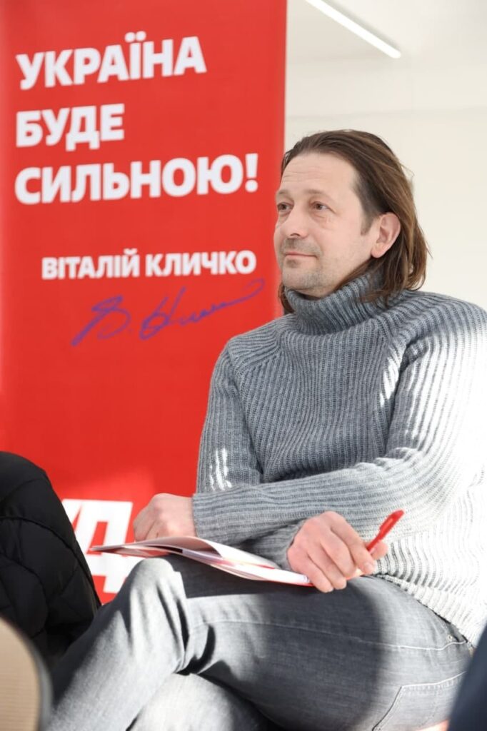 Лидер днепропетровского «Удара» Юрий Симонов: сменить флаг Белоруссии перед мэрией — поступок опасный с точки зрения политики, но хороший пример саморекламы