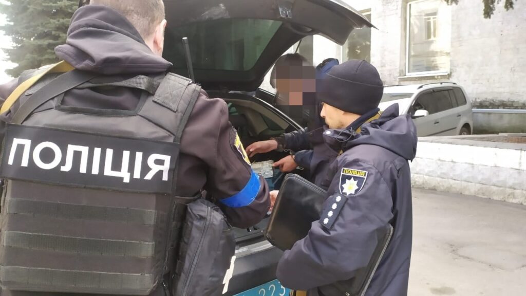 В Павлограді два юнаки обкрадали автомобілі