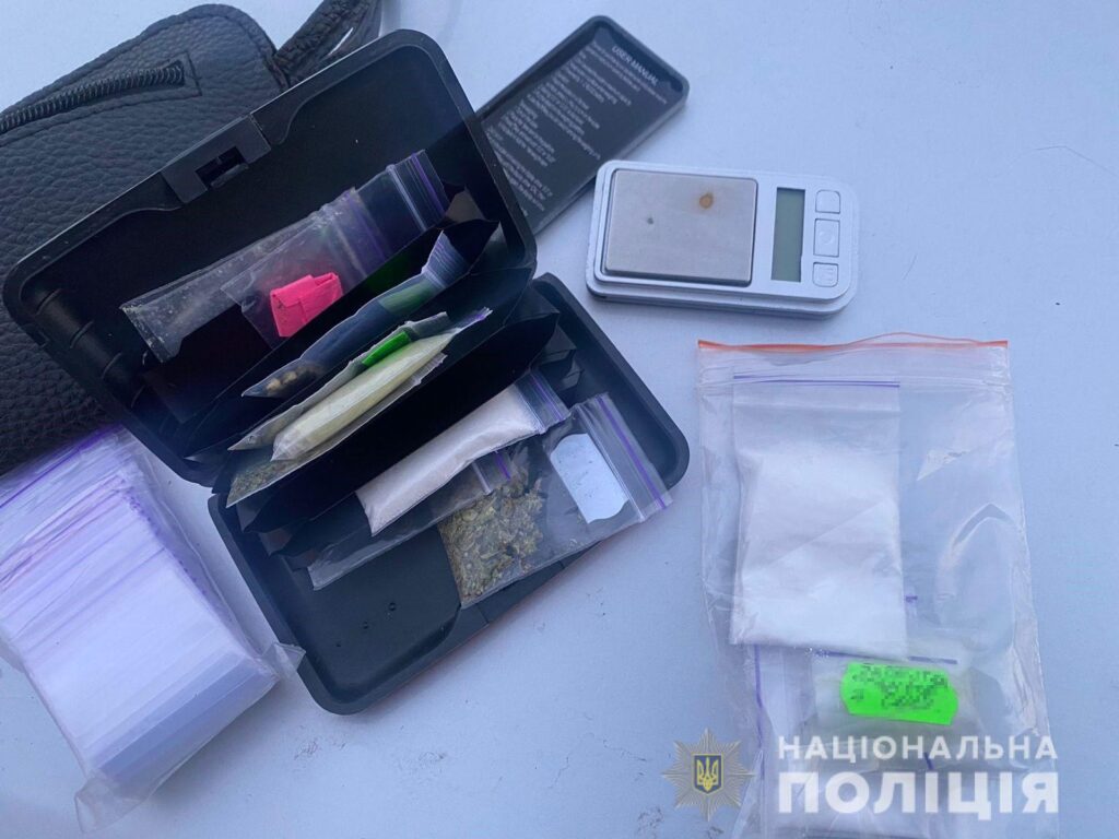 На Днепропетровщине полицейские задержали 26-летнюю наркосбытчицу