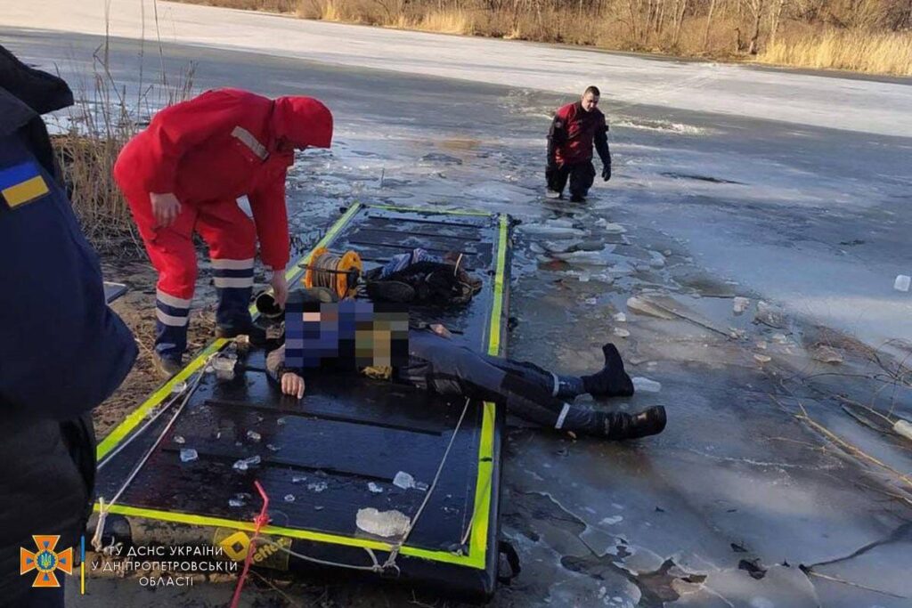 У Дніпрі двоє чоловіків провалились під кригу: один з них помер