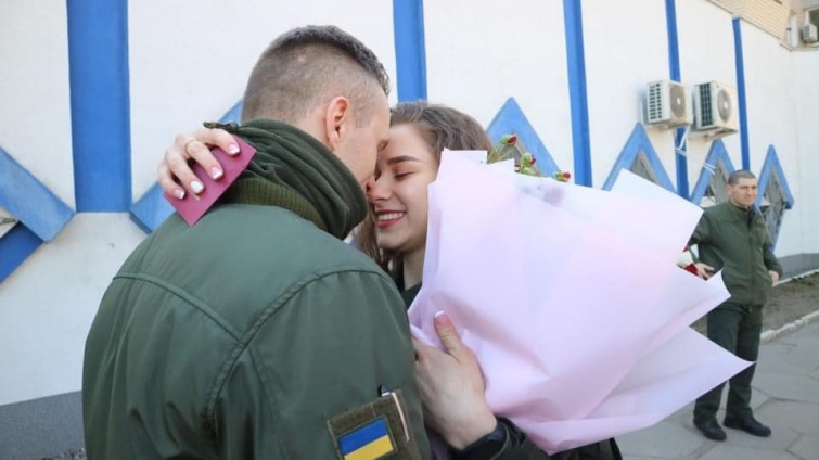 Любовь во время войны: 3 гвардейские пары поженились в один день