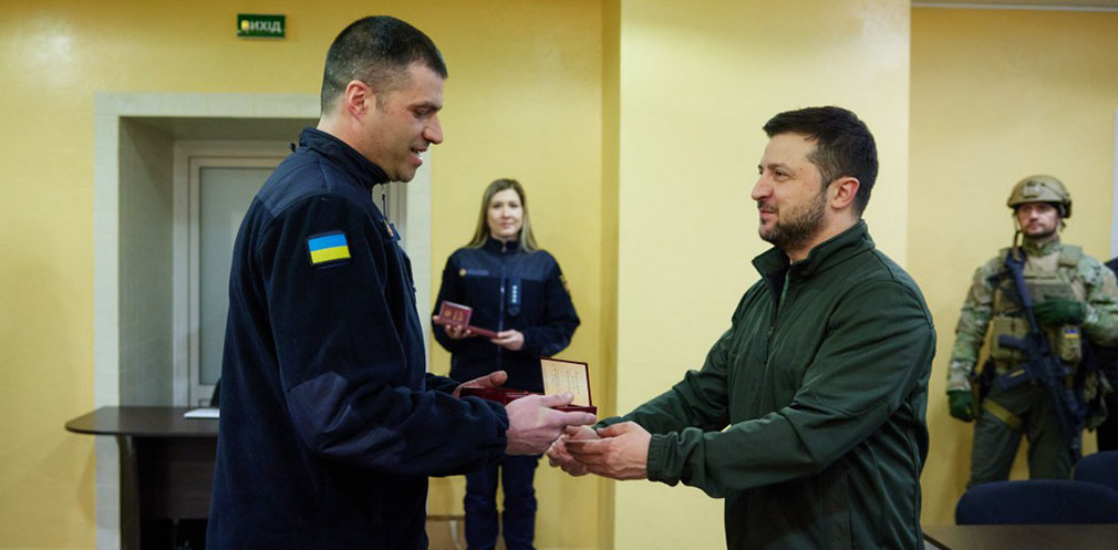 Президент нагородив працівників ДСНС, які брали участь у ліквідації наслідків російських обстрілів