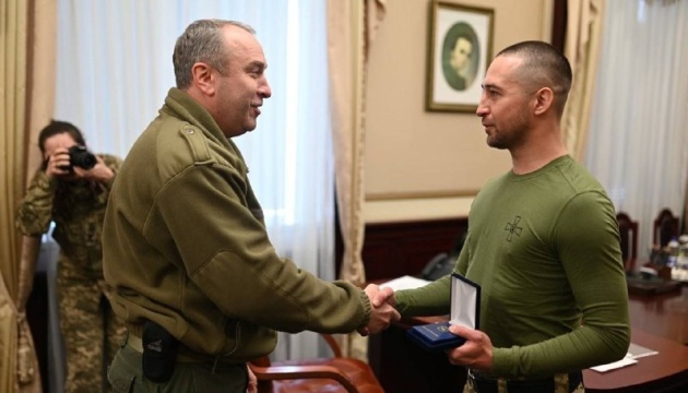 Защитник Змеиного, который послал русский корабль, вернулся домой