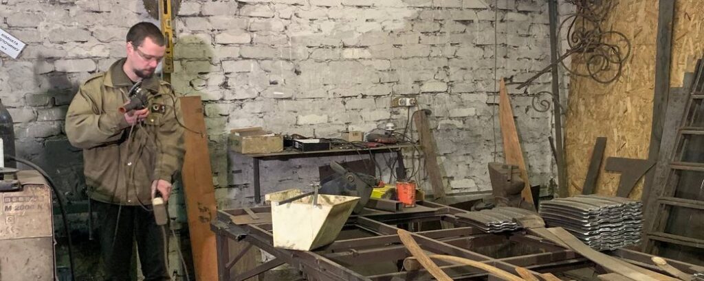 Криворізькі ковалі виготовляють бронепластини з автомобільних ресор