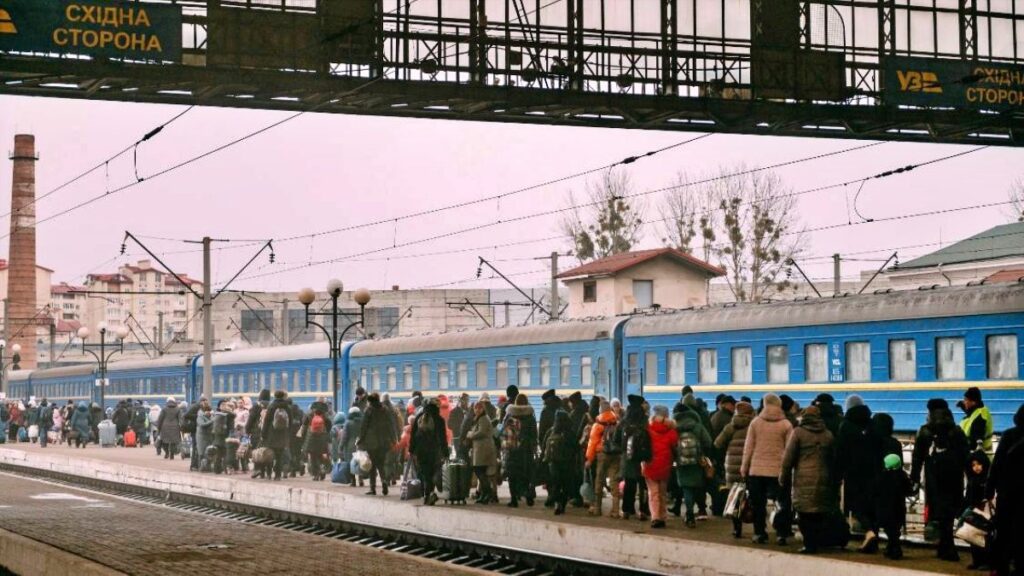 Беріть воду і зберігайте спокій: в Укрзалізниці нагадали прості правила евакуації