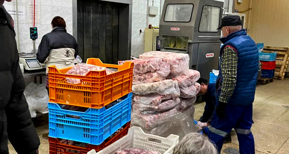 М’ясо для ЗСУ та продуктові набори незахищеним верствам населення