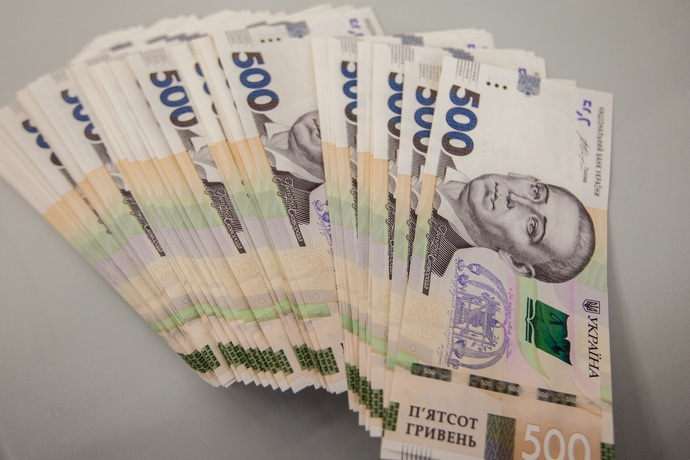 Українцям дозволили вносити на картки понад 400 тис. грн готівкою без перевірок