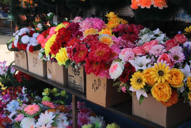 Власти Днепропетровщины призвали жителей не использовать во время поминок искусственные цветы