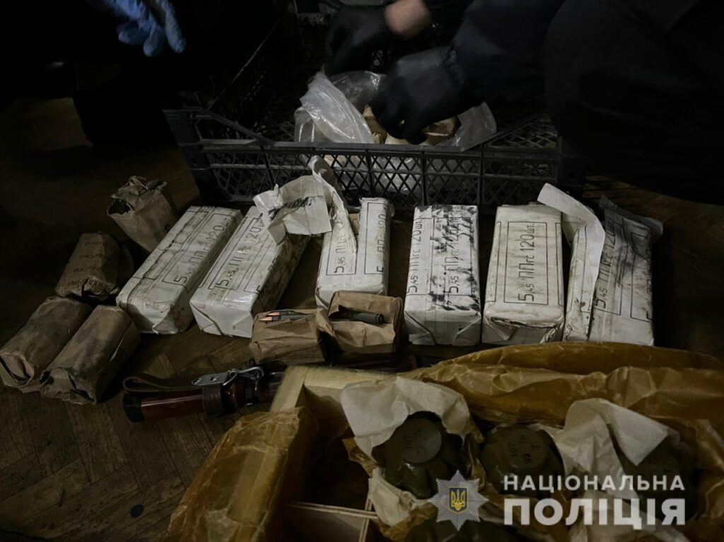 В Днепре полицейские обнаружили хранилище оружия и взрывчатки в гараже
