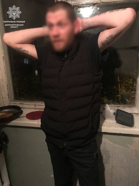 В Днепре  задержали мужчину и женщину, которые угрожали убийством бабушки