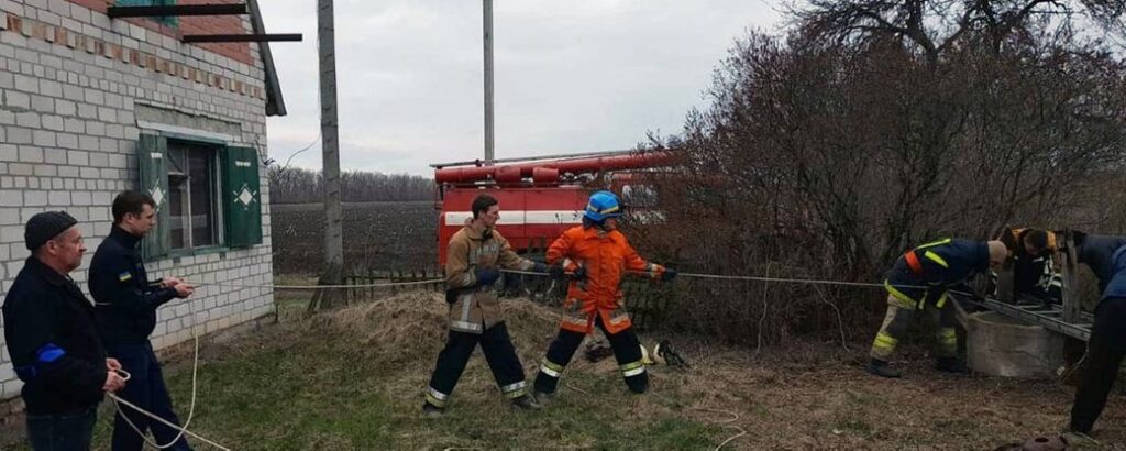 На Днепропетровщине спасатели вытащили мужчину из 20-метрового колодца