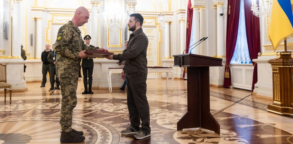 Володимир Зеленський вручив ордени «Золота Зірка» військовослужбовцям ЗСУ та членам родин загиблих Героїв України