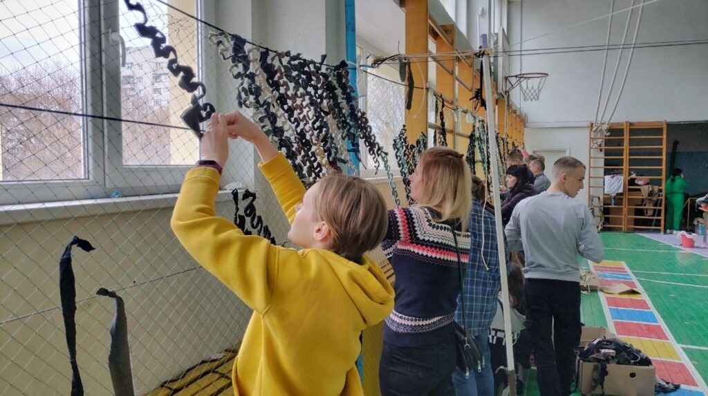 От плетения маскировочных сеток до сбора гуманитарной помощи: как помогают днепровские школы на волонтерском фронте
