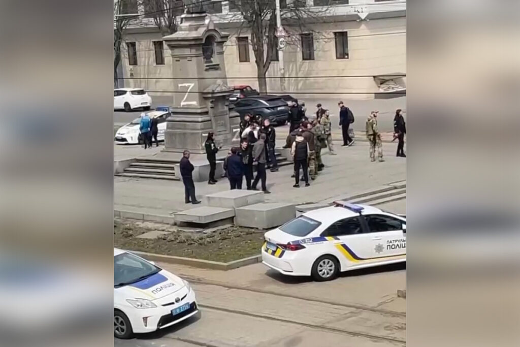 У Дніпрі намалювали символіку окупантів на пам’ятнику Пушкіну