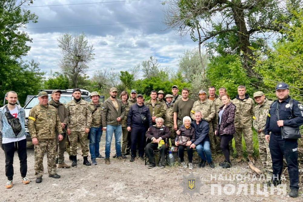 У Дніпровському районі розшукали 83-річних бабусю з дідусем, які загубилися у лісі