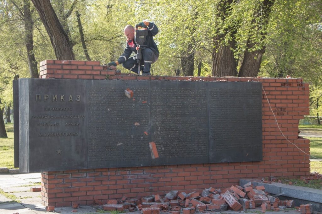 У Дніпрі демонтували понад десяток пам’ятних знаків з радянською символікою (фото)