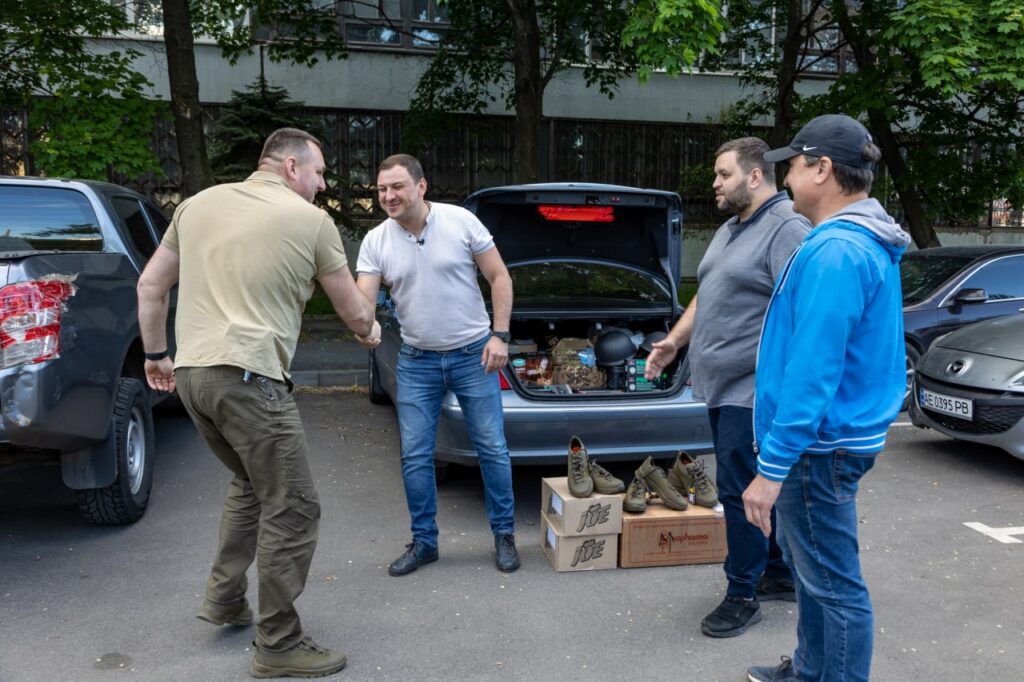 Волонтерський штаб “Українська команда” допомагає розвідникам новим обладнанням