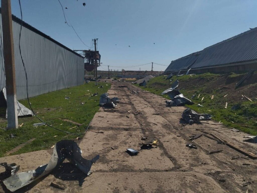 Ворог обстрілює сільгосппідприємства на Дніпропетровщині (фото, відео)