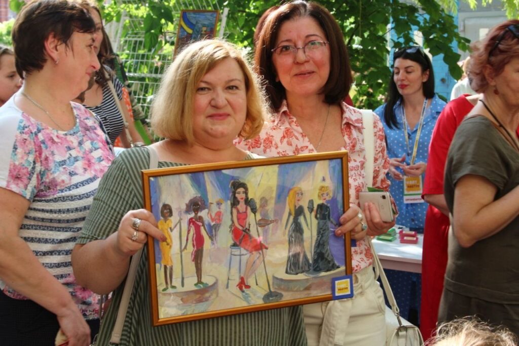 Вихованці мистецьких шкіл Дніпра зібрали 230 тисяч гривень для медзакладів, які лікують дітей-переселенців (фото)