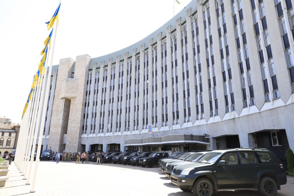 Дніпро передав військовим майже 350 маневрових авто