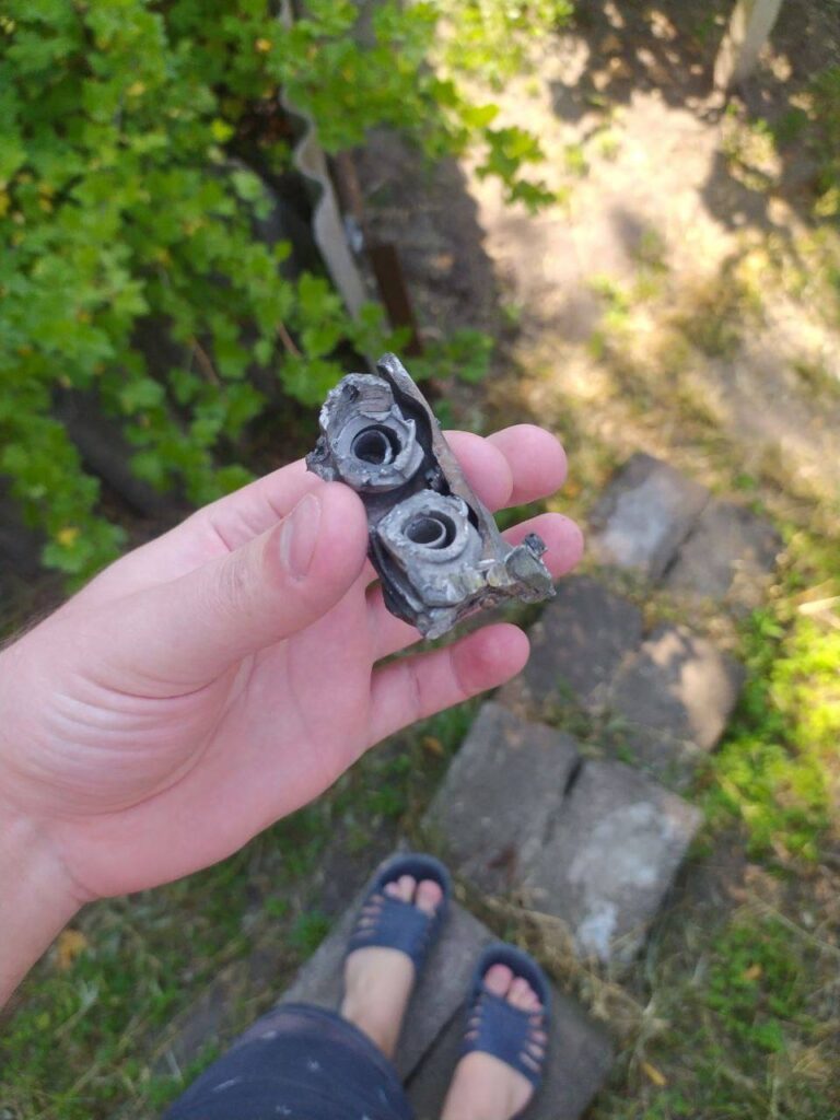 Ракетний удар по Дніпру: у будинках повибивало вікна, а у приватному секторі знаходять уламки