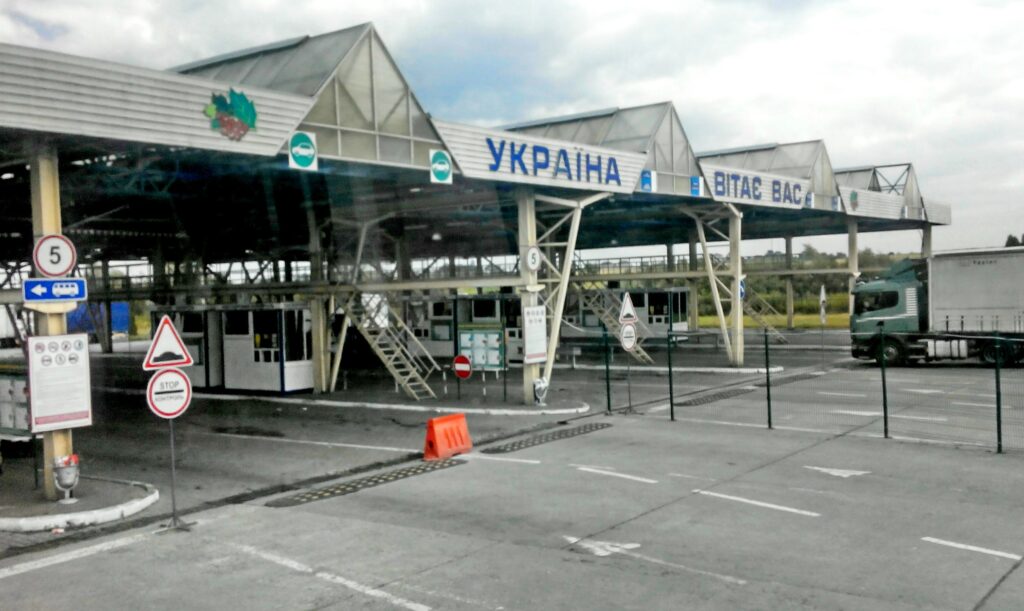 86% українців, що поїхали, планують повернутися додому — дані опитування Work.ua