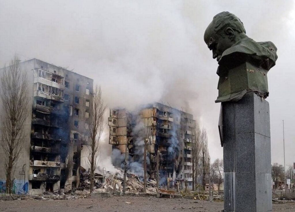 «Тихо тече струмочок, знаєш, а це ж він нам промиває мізки…»
