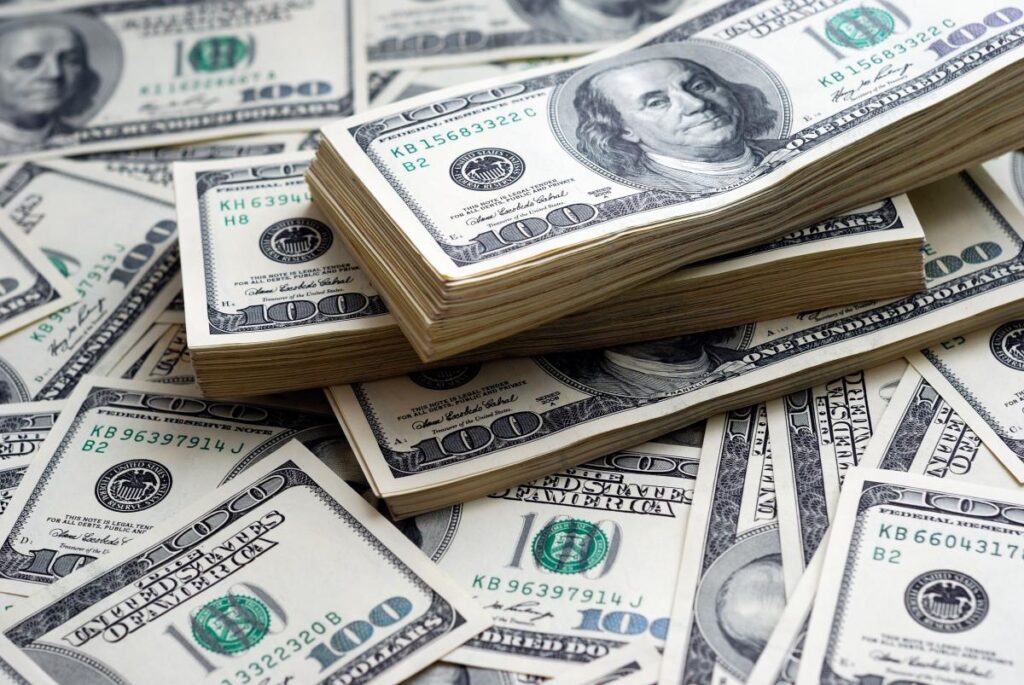 Monobank та ПриватБанк підняли картковий курс валют до ринкового рівня