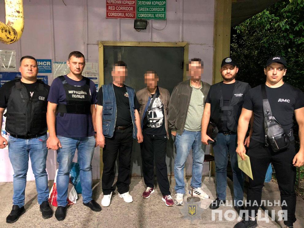 На Дніпропетровщині правоохоронці депортували чотирьох іноземців з України