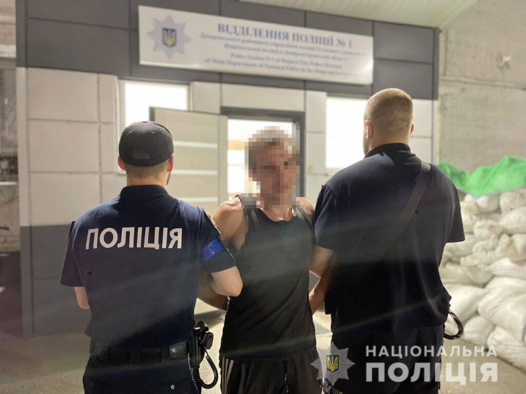 У Дніпрі чоловік напав на підлітків та пограбував їх