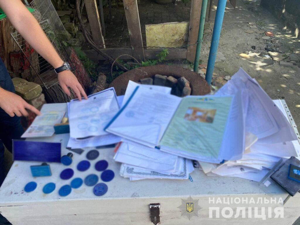 На Дніпропетровщині група людей продавали квартири померлих громадян