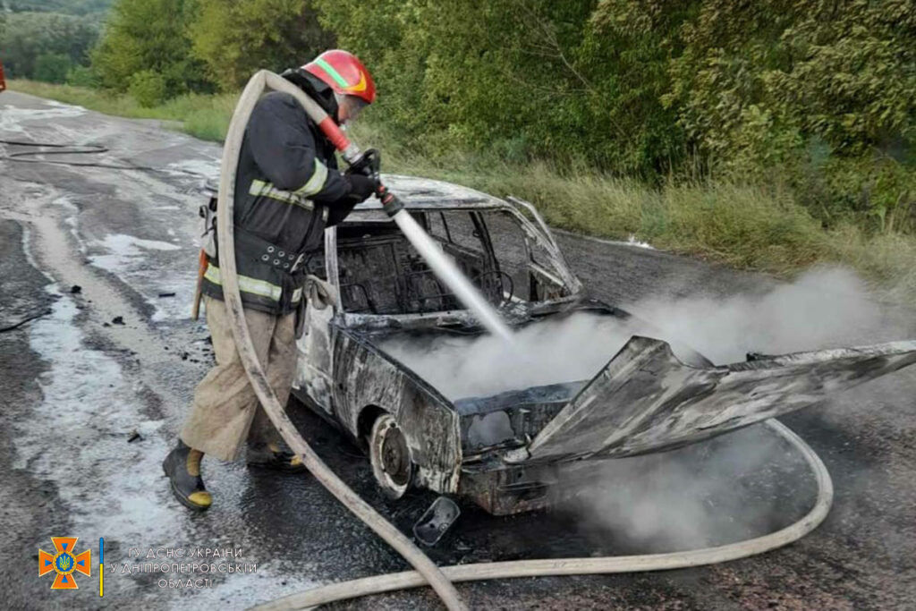 Рятувальники ліквідували загорання легкового автомобіля у Кам’янському районі