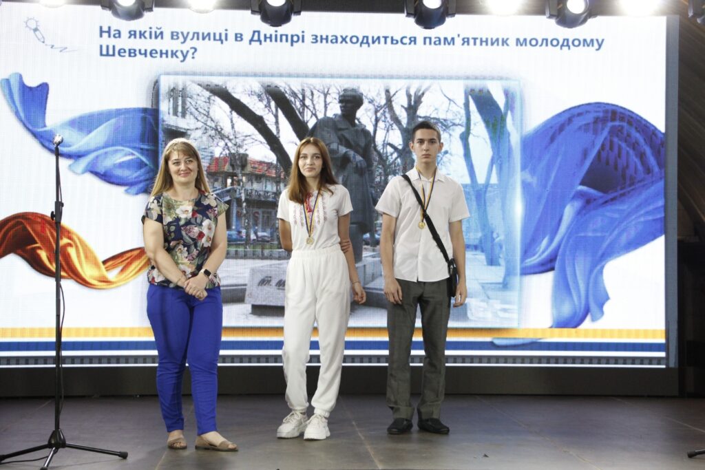 На День молоді у Дніпрі золотих медалістів запросили у метро (фото)
