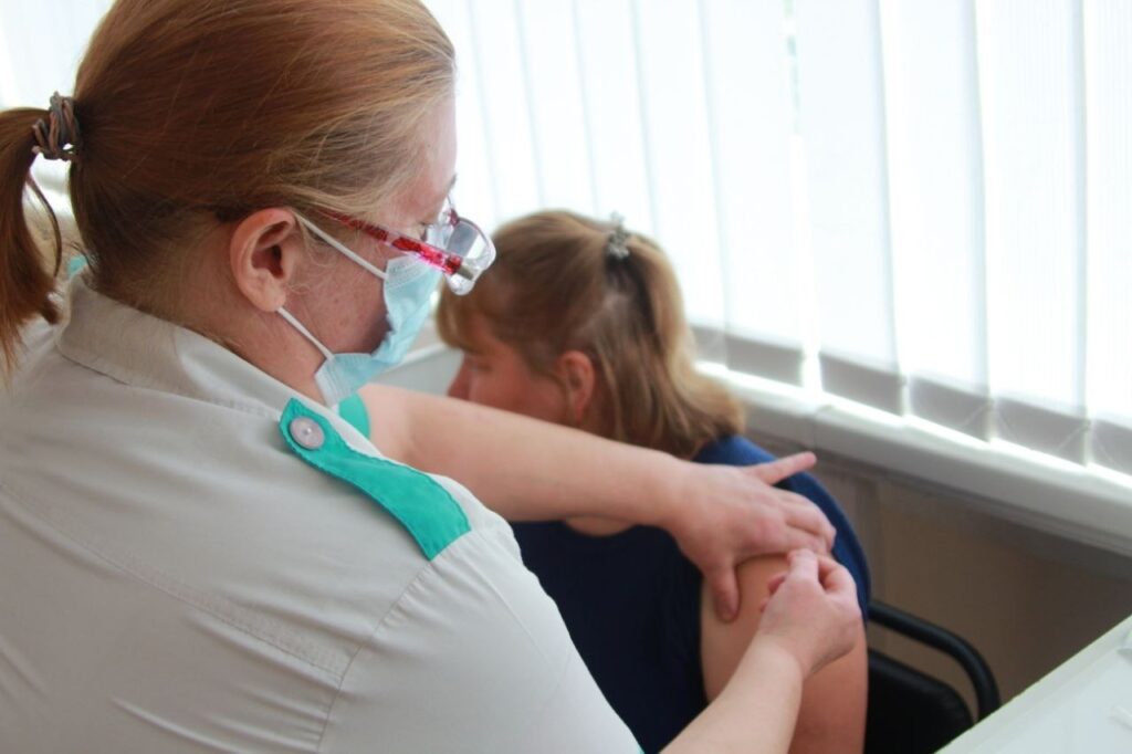 Майже 400 дніпрян вже отримали щеплення від коронавірусу другою бустерною вакциною