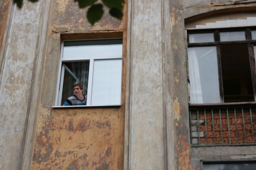 У Дніпрі відновлюють будинки після ракетного удару російськими терористами 15 липня