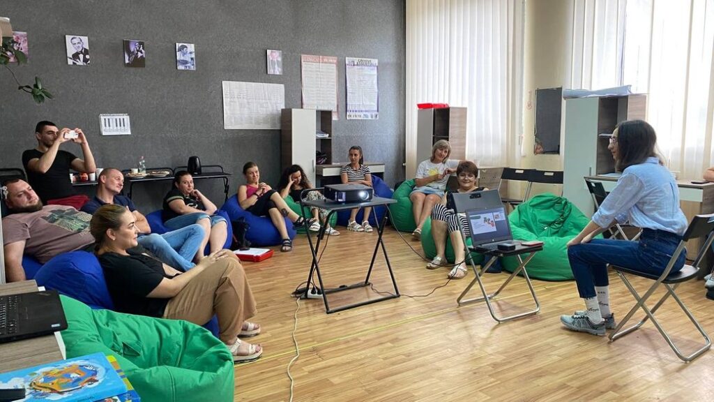 Курс з української мови “Йой” у Дніпрі проводить переселенка з Луганщини
