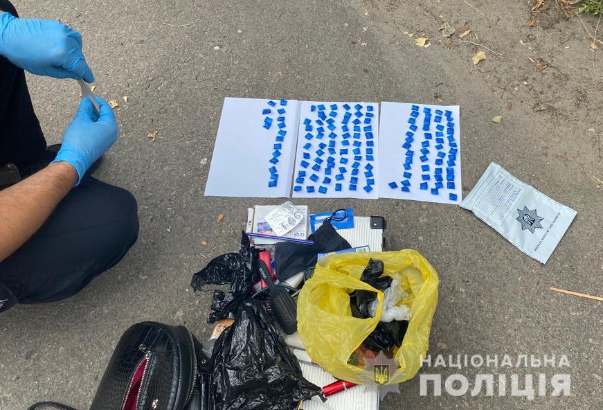 У Кам’янському правоохоронці затримали жінку за збут наркотиків