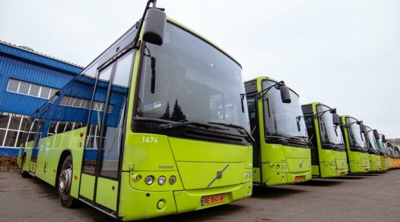 У Дніпрі на популярних маршрутах знов почали ходити великі автобуси