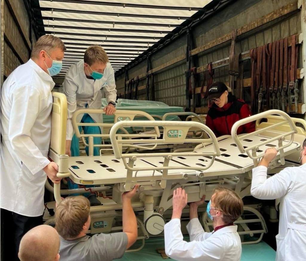 До Дніпра надійшла партія сучасних багатофункціональних ліжок і матраців для міських лікарень