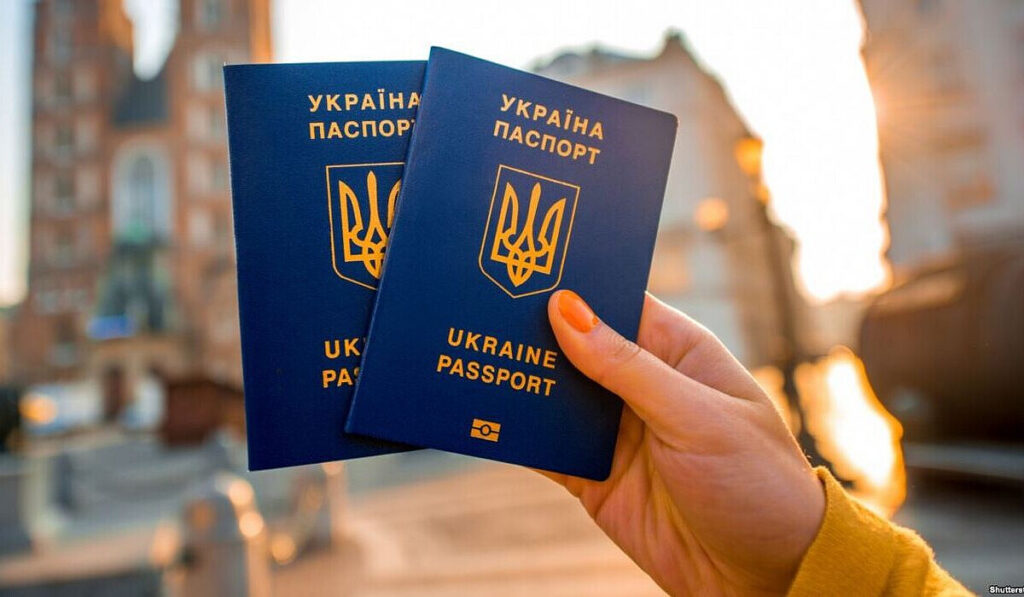 Україна запустить мобільні пункти для видачі документів біженцям у трьох країнах