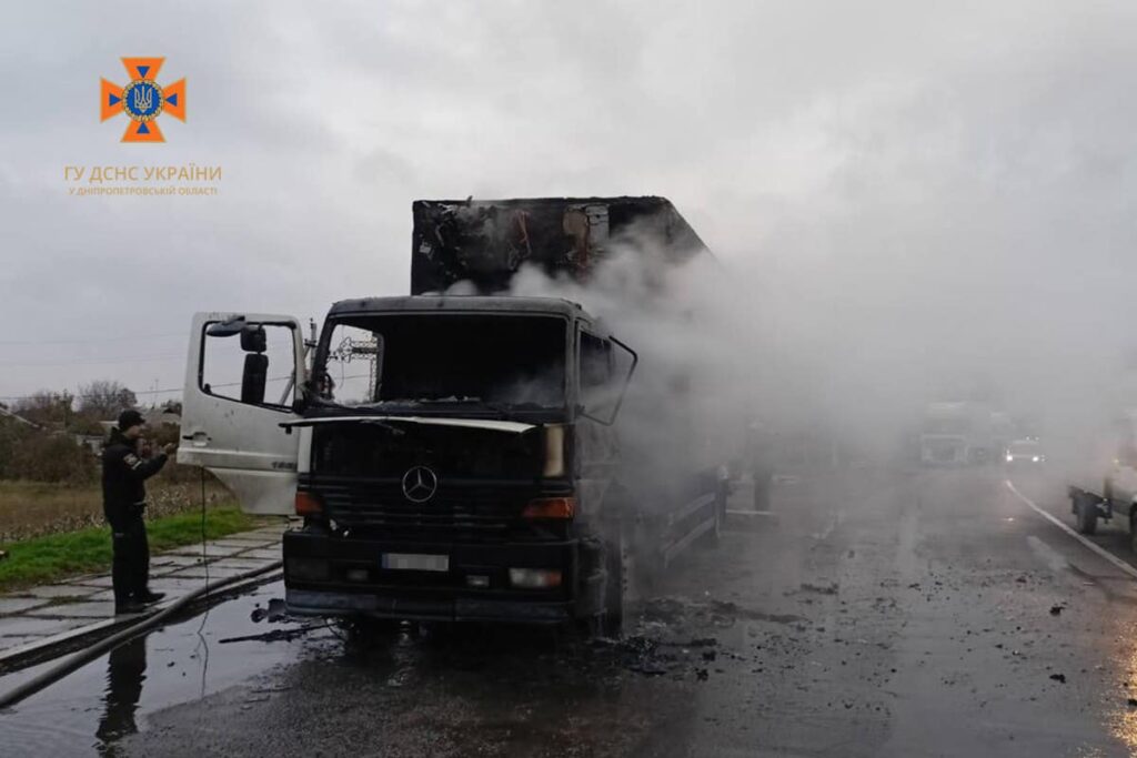 На Дніпропетровщині під час руху зайнялась вогнем вантажівка