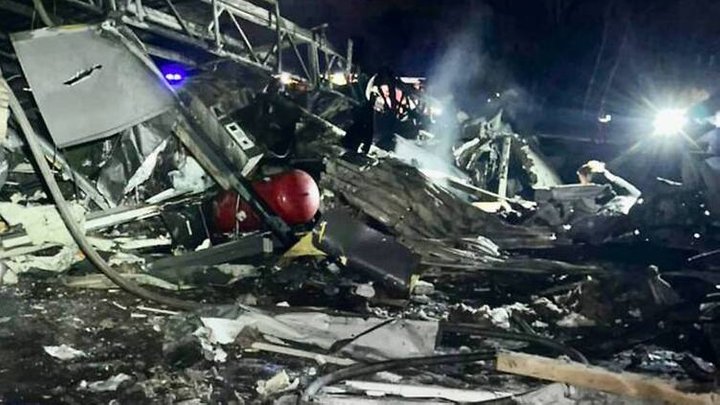 На місці ракетного удару по АСЗ у Дніпрі працюють рятувальники
