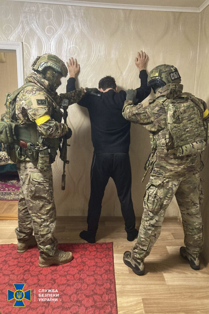 На Дніпропетровщині затримали ворожого агента, який шпигував за позиціями HIMARS і далекобійних гаубиць