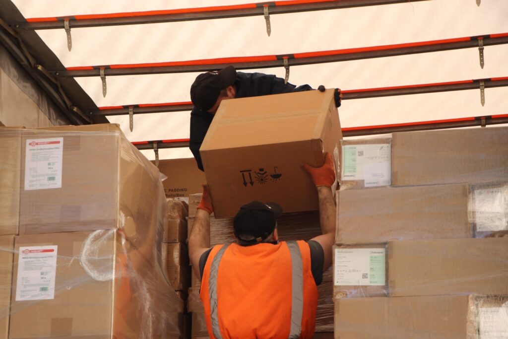 Майже 6 тонн перев’язувальних матеріалів і медзасобів: Дніпро отримав черговий вантаж допомоги