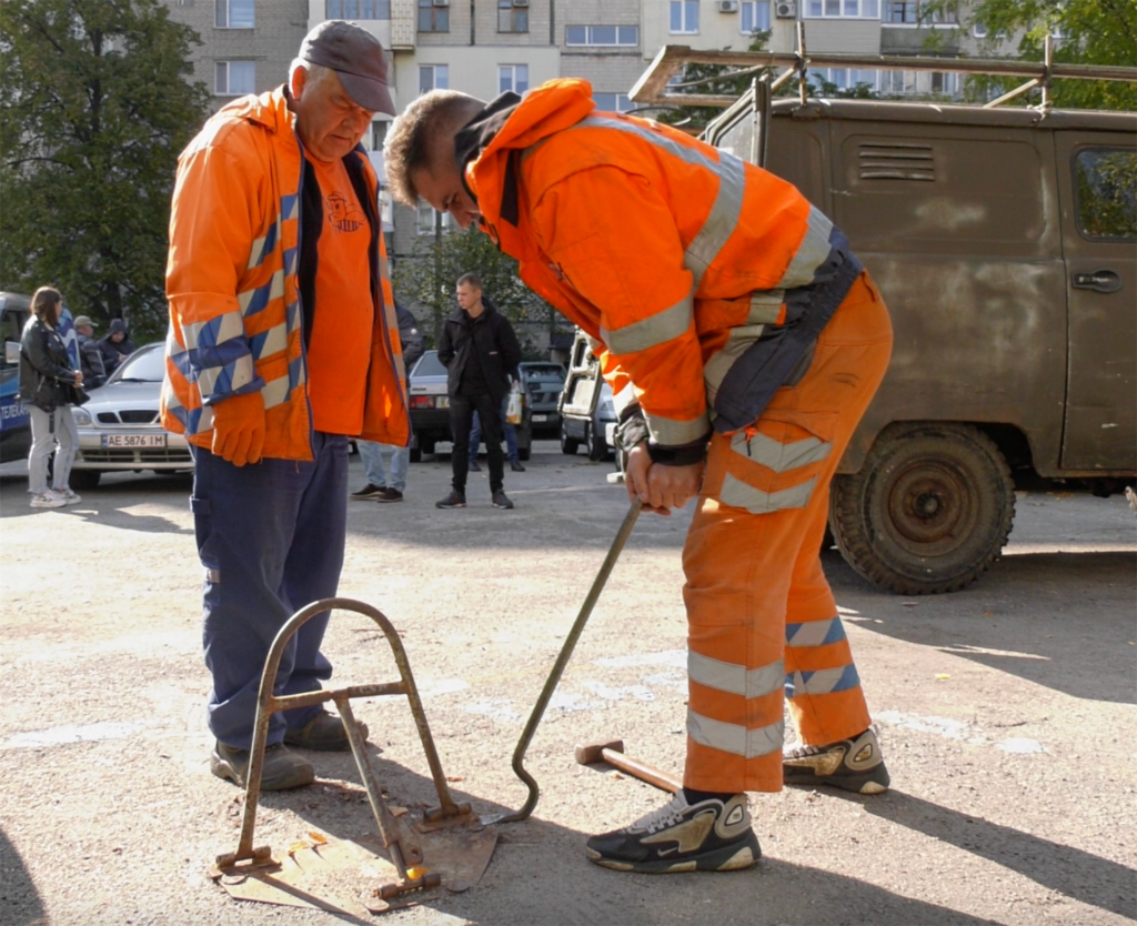 У Дніпрі з початку року демонтували близько 70 незаконних антипаркувальних стовпчиків