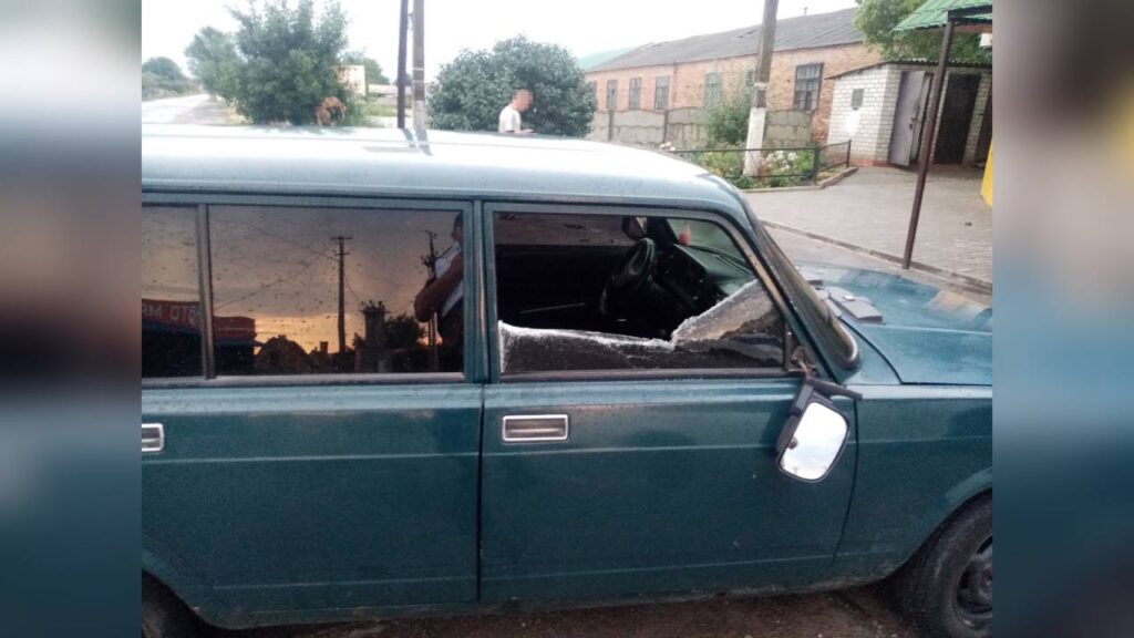 У Томаківці п’яні чоловіки напали на водія ВАЗа та його неповнолітню пасажирку